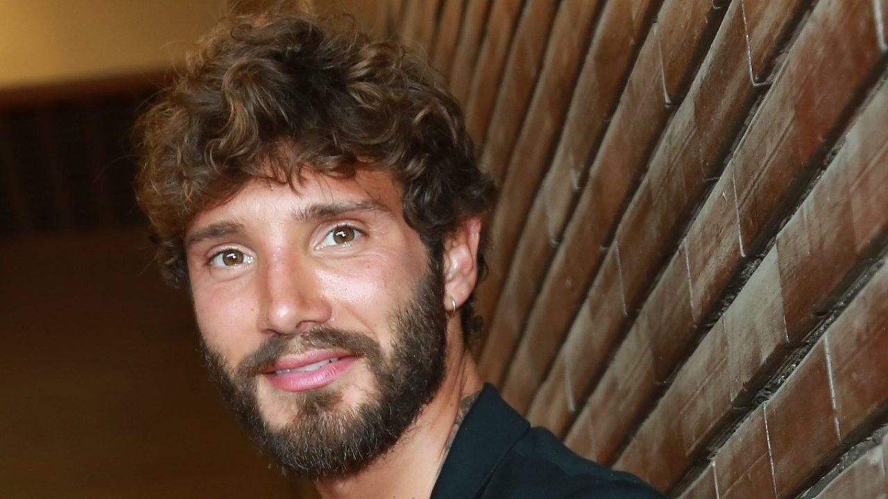 Stefano De Martino mostra casa nuova: ecco dov’è e cifra da capogiro