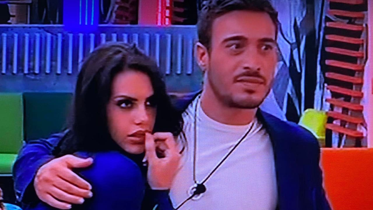 GF Vip, Antonella provoca Antonino nella notte: la scena è surreale