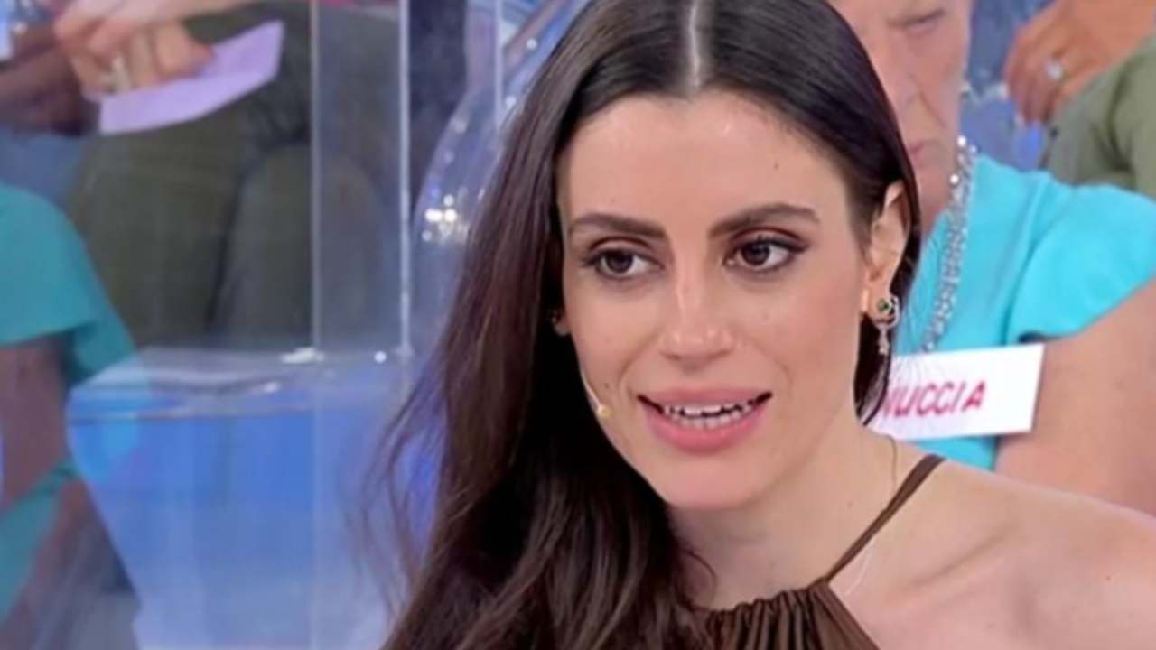 Uomini e Donne, anticipazioni 21 novembre 2022: Lavinia sola in esterna, novità per Armando