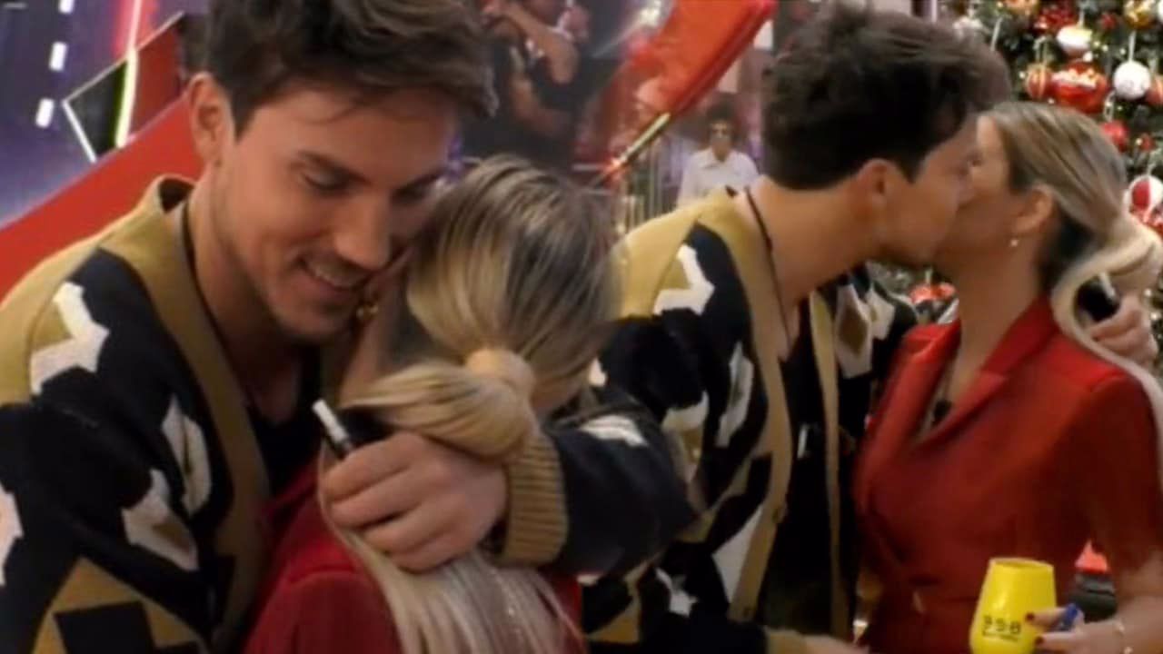 GF Vip, bacio tra Daniele e Oriana: cosa è successo sotto le coperte