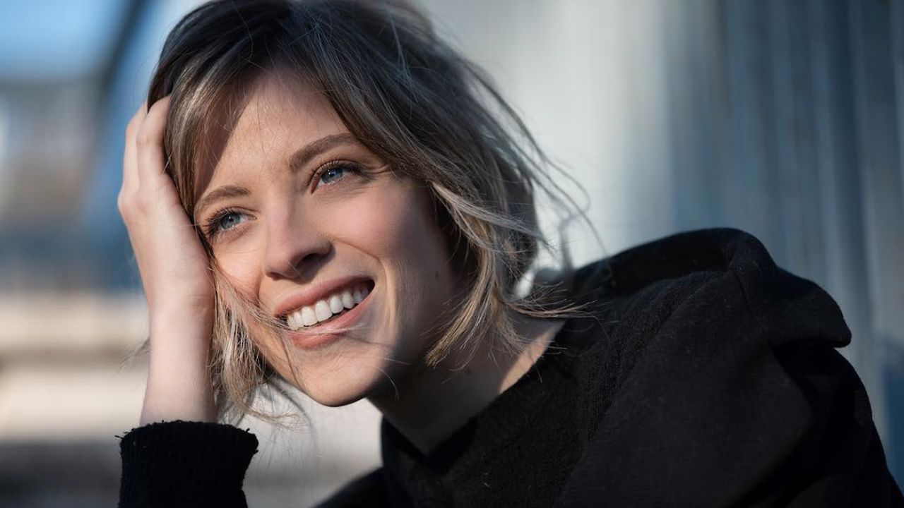 Chi è Laura Adriani, l’attrice di «Resta con me»: biografia, età, altezza e Instagram