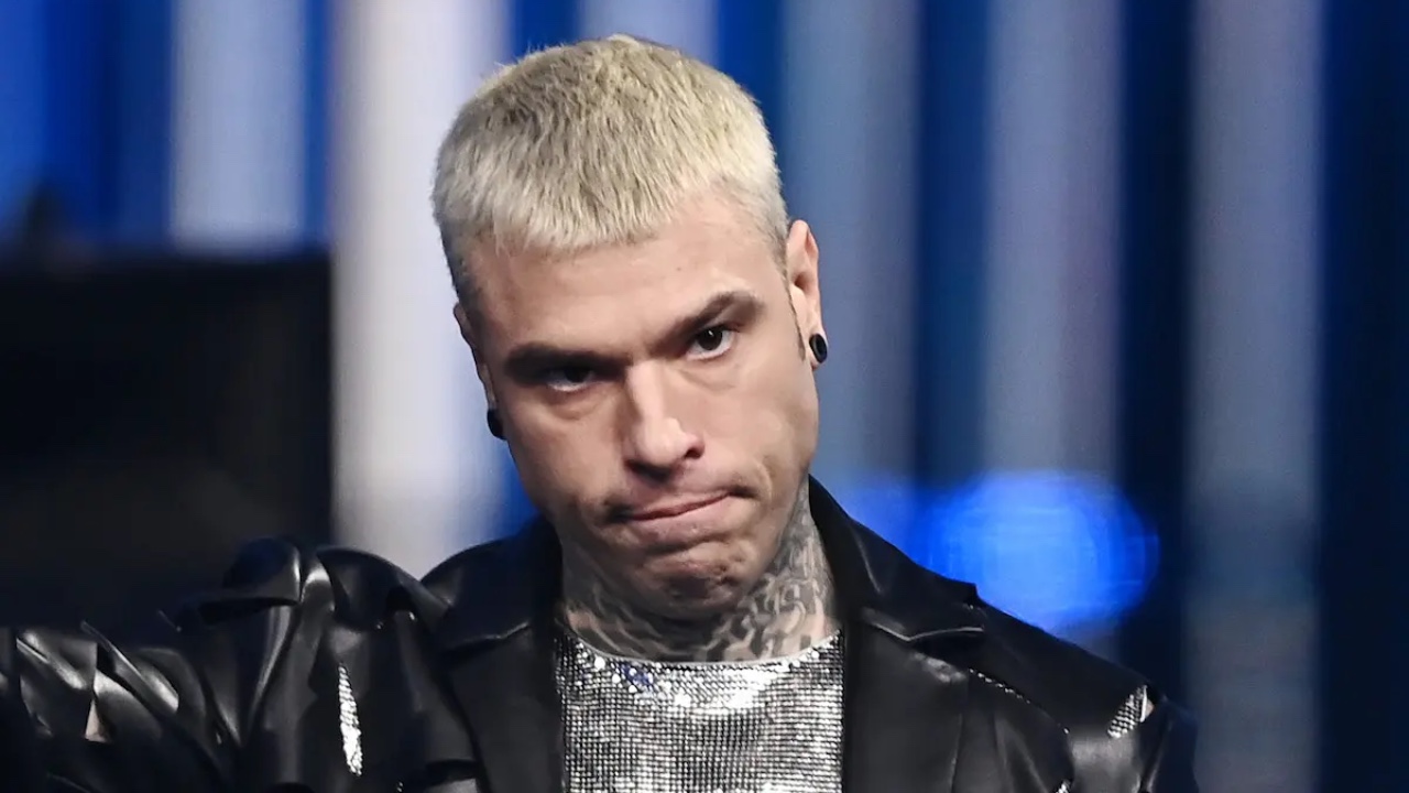 Fedez contro trasmissione Mediaset: «Indagano se sono gay, che schifo»