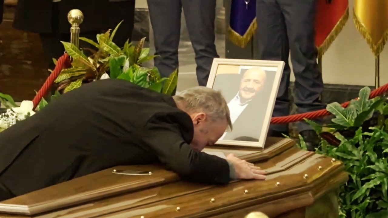 Pierluigi Diaco piange Costanzo: «Era il mio papà». Lacrime per Mara Venier