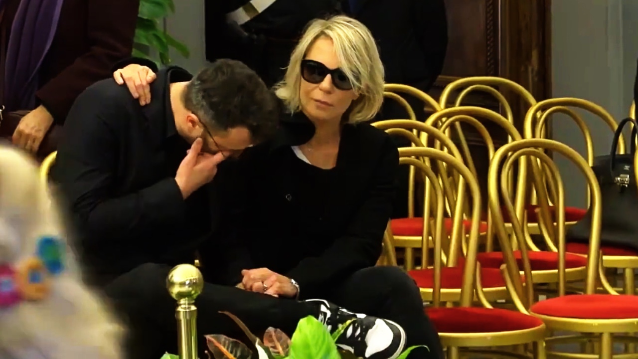 Maria De Filippi e il figlio Gabriele davanti al feretro di Costanzo in lacrime