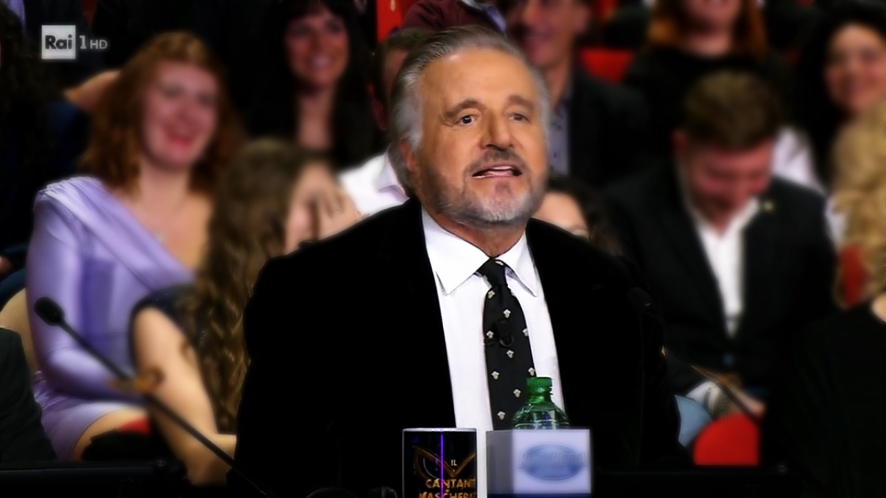 Cantante Mascherato, Christian De Sica: «Non vedo l’ora di scappare...»