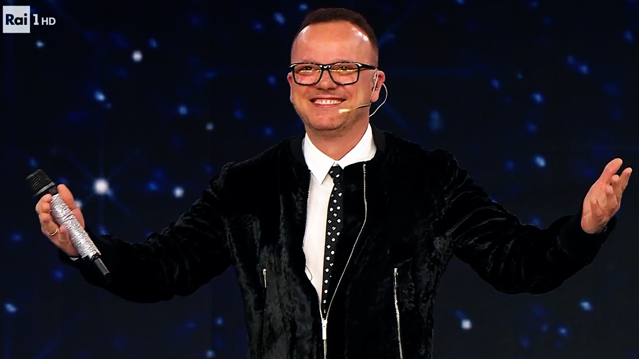Gigi D’Alessio Cantante Mascherato per una Notte: giuria sconvolta!