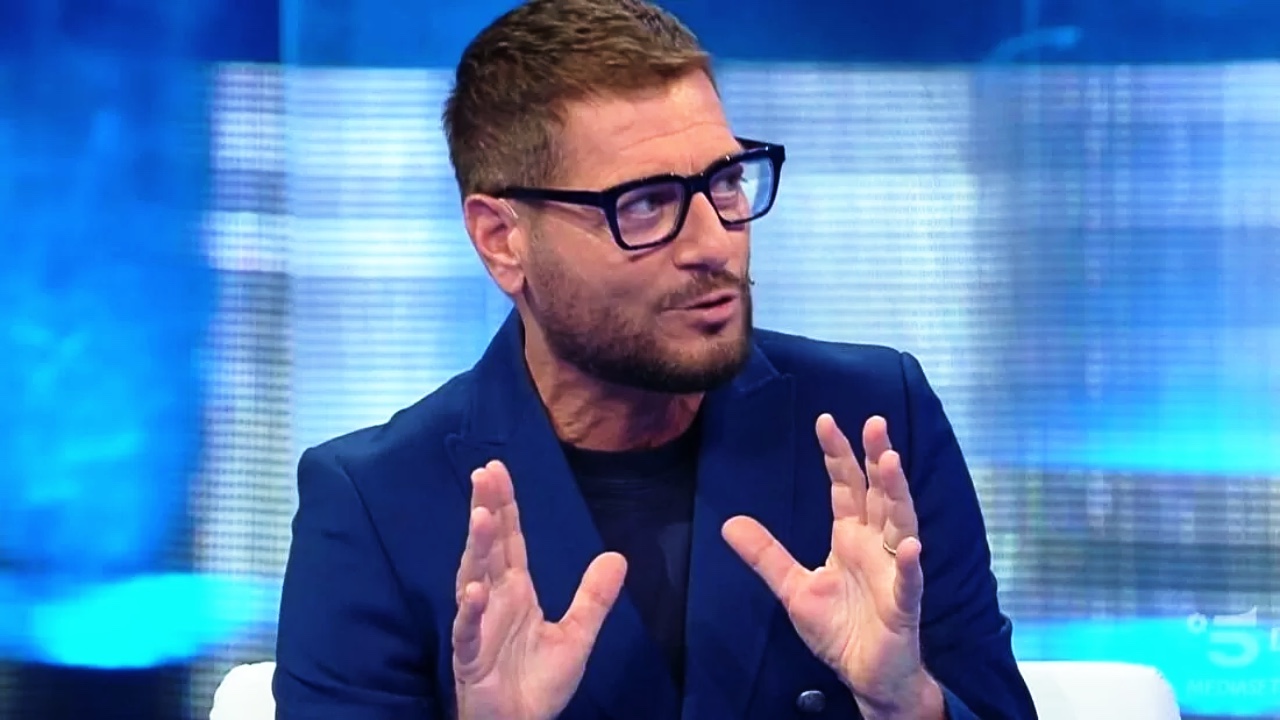 Isola, Enrico Papi ridimensionato: perché non può essere mandato via
