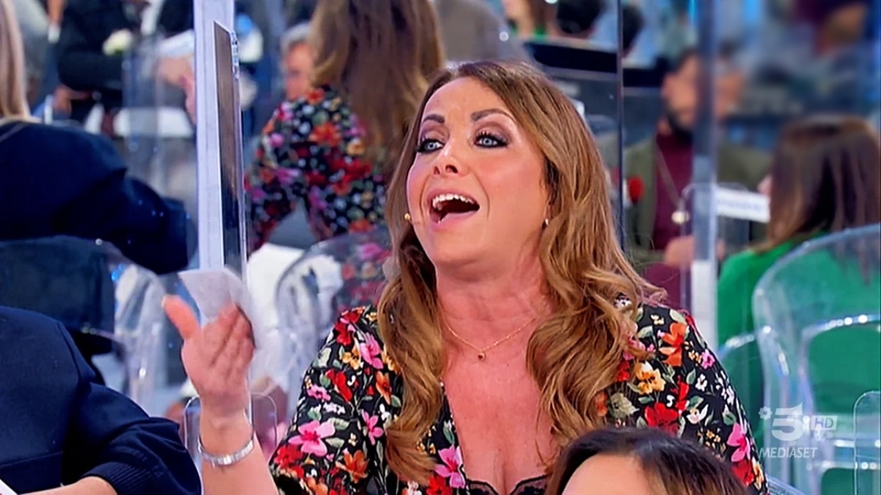Uomini e Donne, anticipazioni 4 e 5 maggio: Carla furiosa, Nicole piange