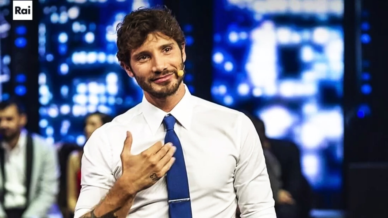 Stefano De Martino fuori da un programma di Rai2: «Mi prendo una pausa»