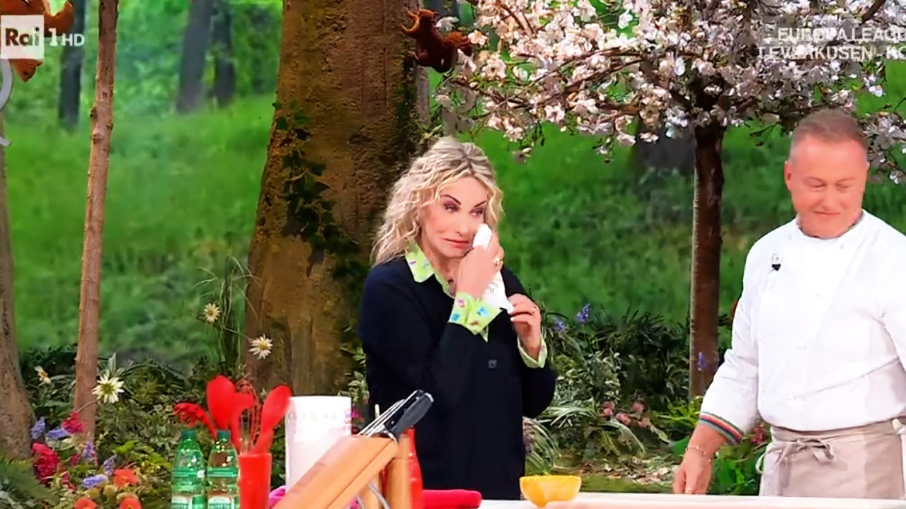 Antonella Clerici piange a È Sempre Mezzogiorno: «Dolore pazzesco» (VIDEO)
