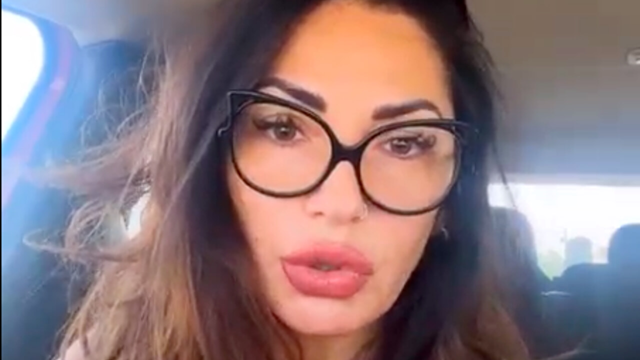 Ida Platano insultata: «Morirai in un camper». La sua reazione è esilarante