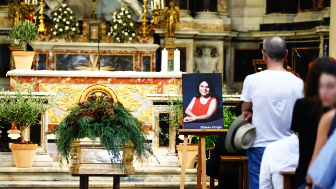 Funerali Michela Murgia, corone di fiori rimandate indietro: ecco perché