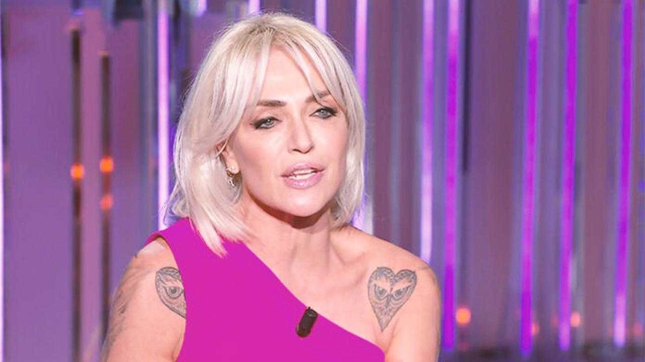 Paola Barale torna in tv con Enrico Papi: l’attacco a Ballando fa discutere