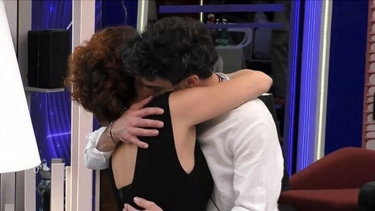 Beatrice Luzzi e Garibaldi: scatta il bacio nella notte al GF (video)