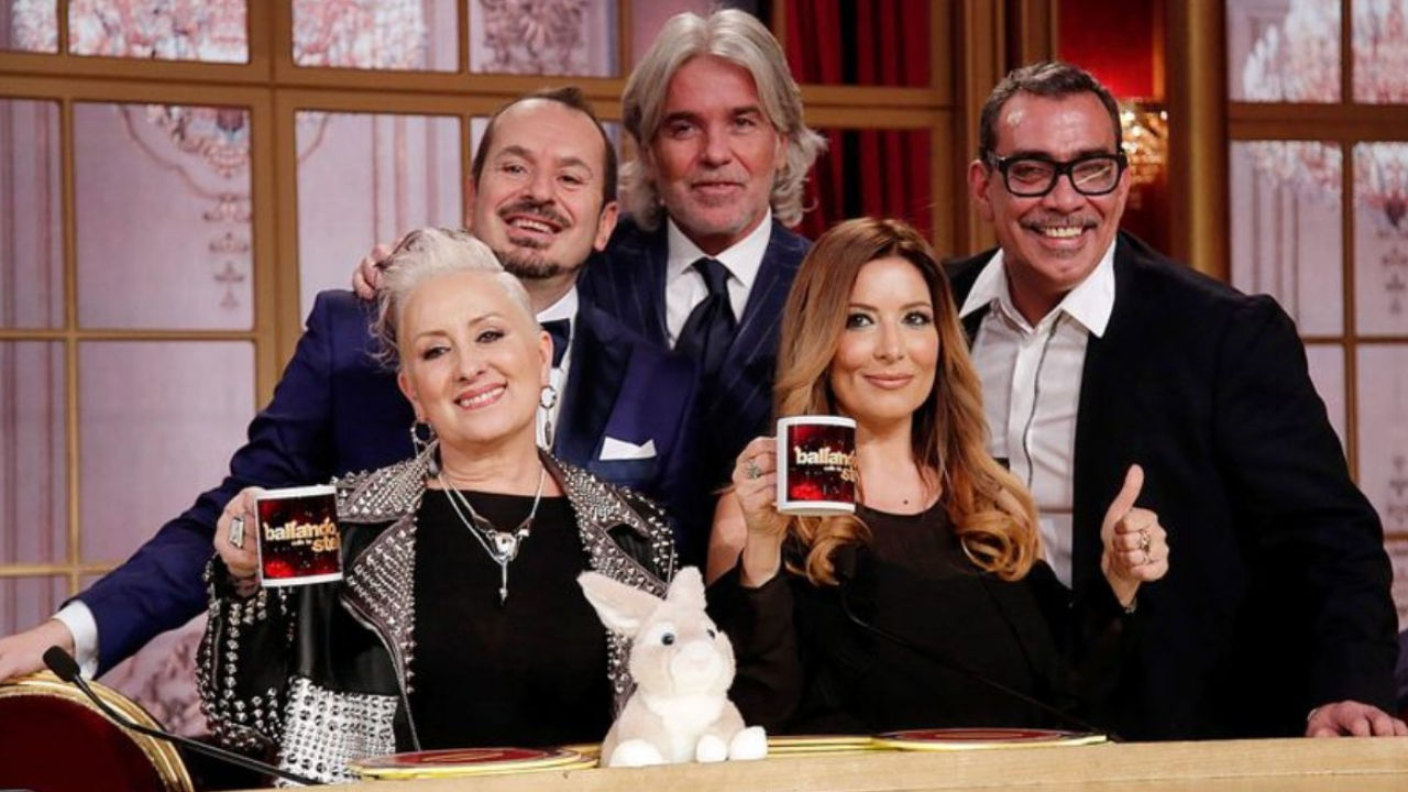 Chi è la voce che dice voti dei giudici a Ballando con le Stelle? (FOTO)