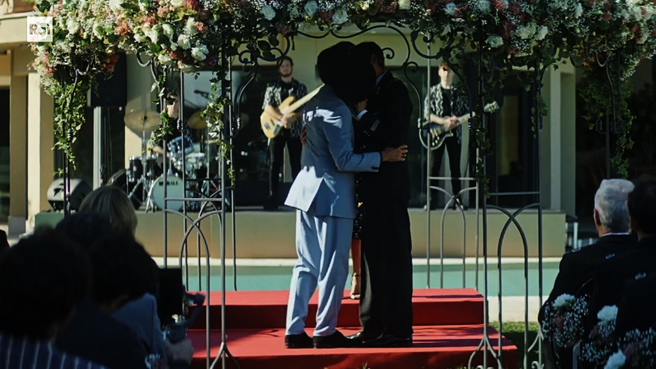 Rai censura bacio gay serie Gloria con Sabrina Ferilli? Polemica e VIDEO