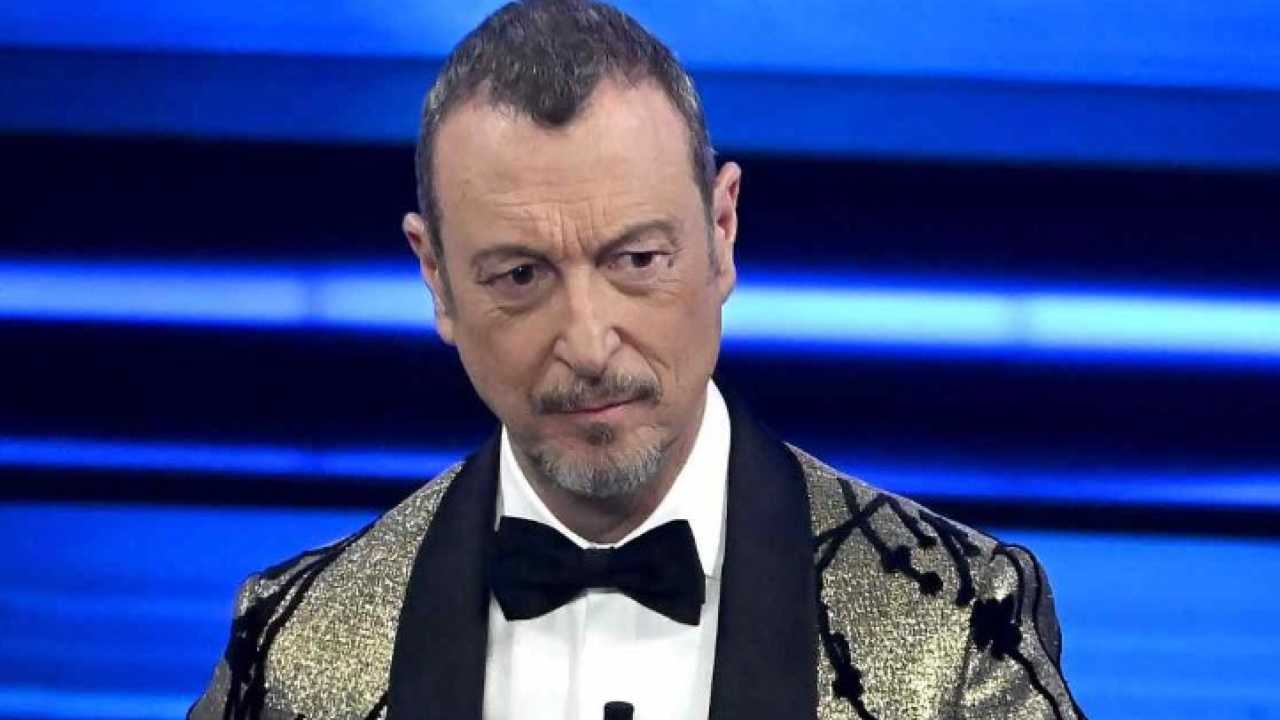 Perché Amadeus lascia la Rai: pressioni per ospitare Povia e Hoara Borselli