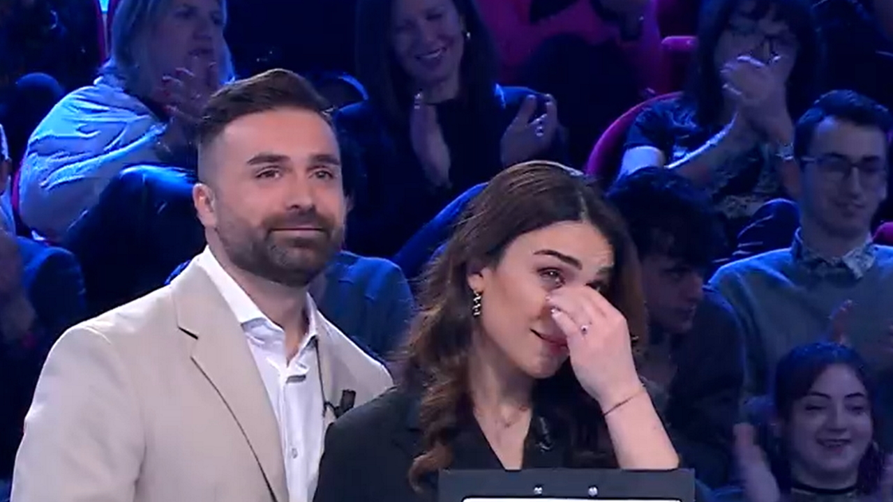 Affari Tuoi, la carabiniera Valentina accetta l’offerta ma poi finisce in lacrime