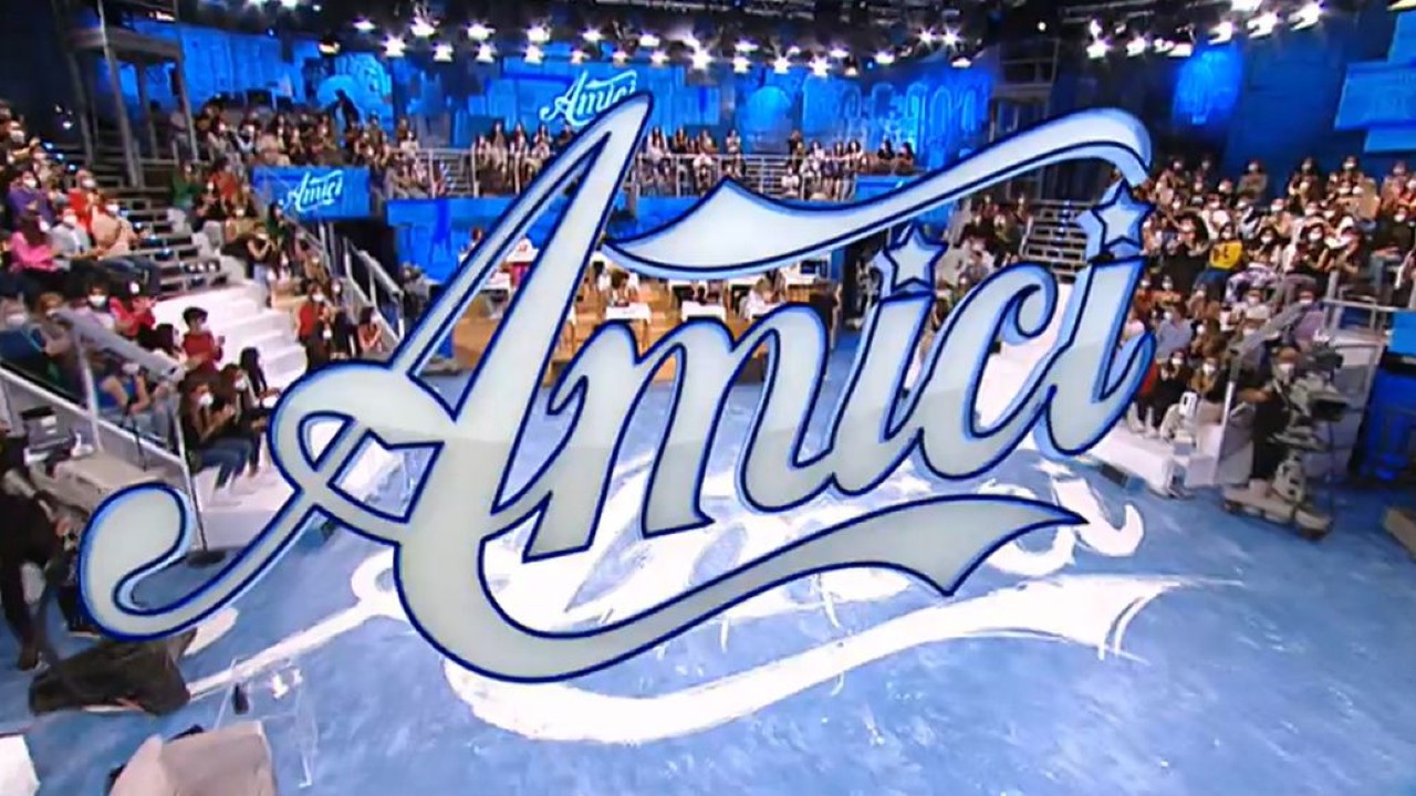 Amici, arriva spin-off in prima serata? Conduttrice e come sarà