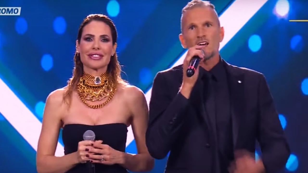 Vestito Ilary Blasi Battiti Live 2024: marca e prezzo folle stivali oro