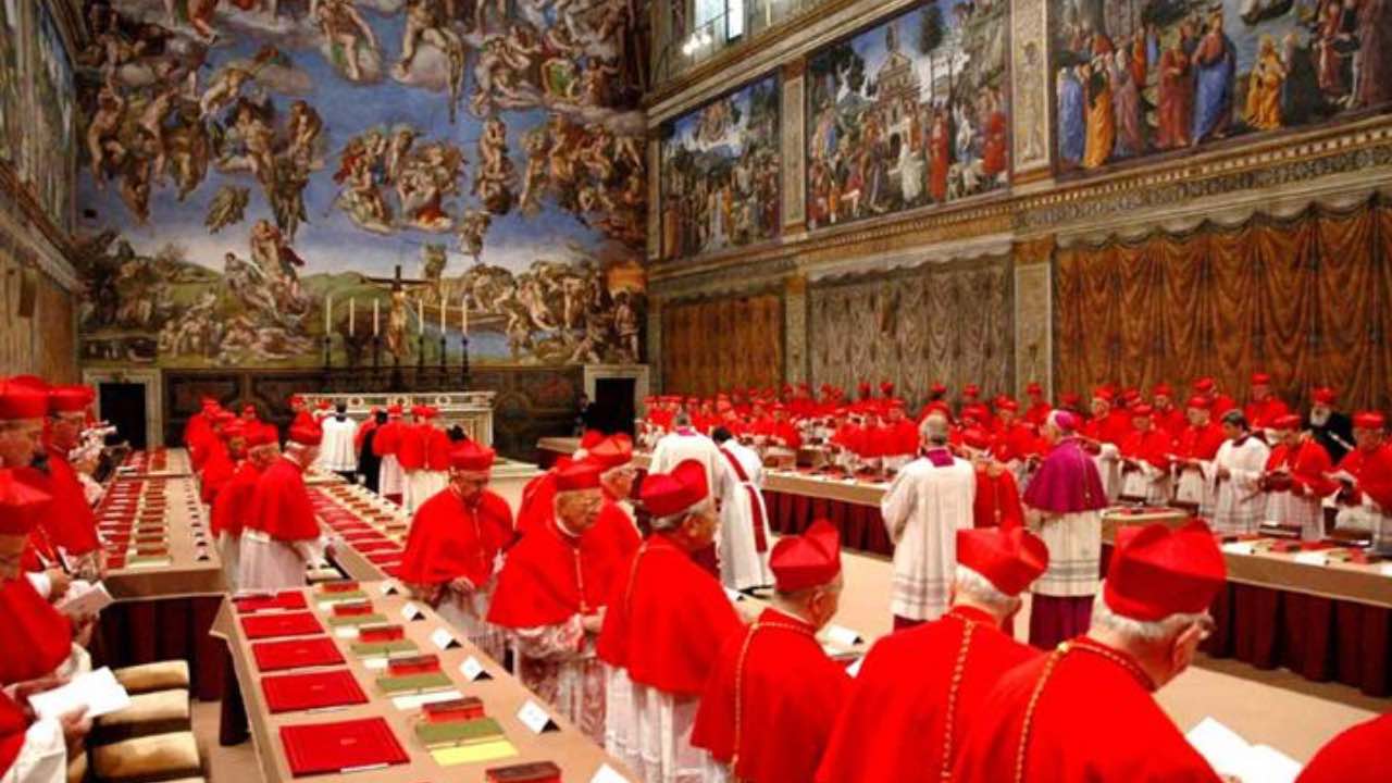 Conclave oggi, come cambia la programmazione TV: speciali Rai, Mediaset, La7 e TV2000