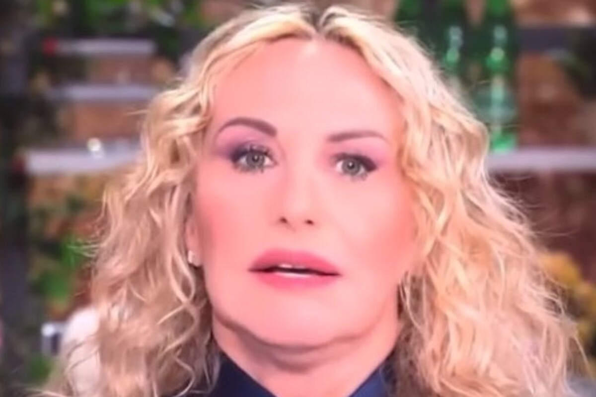 E’ sempre mezzogiorno, Antonella Clerici in difficoltà: «Oggi è complicato»