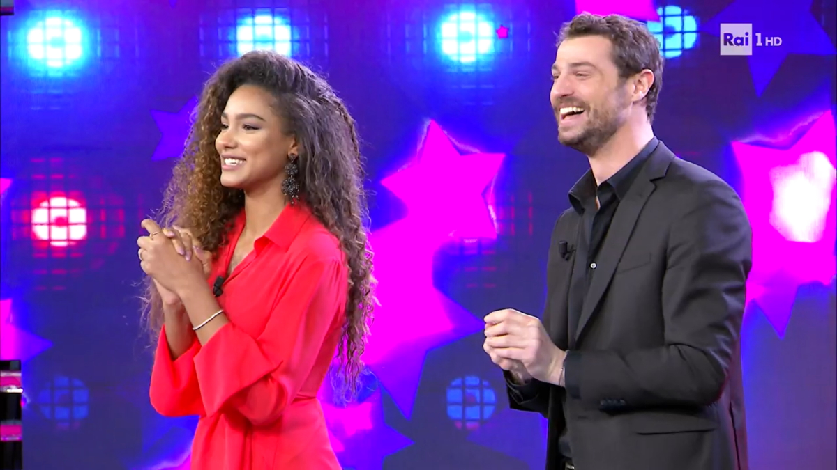L’eredità, Samira festeggia il compleanno e Andrea imita Mahmood