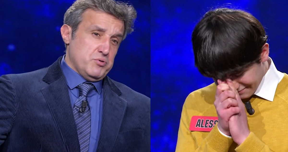 L’Eredità, Alessio non digerisce la ’ciliegia’ e Insinna lo redarguisce: ’I fondamentali’