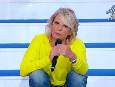 Uomini e Donne non va in onda, Maria De Filippi in lutto: Canale 5 cambia