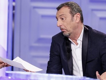 Amadeus addio alla Rai è una voragine: servono 6 conduttori per rimpiazzarlo