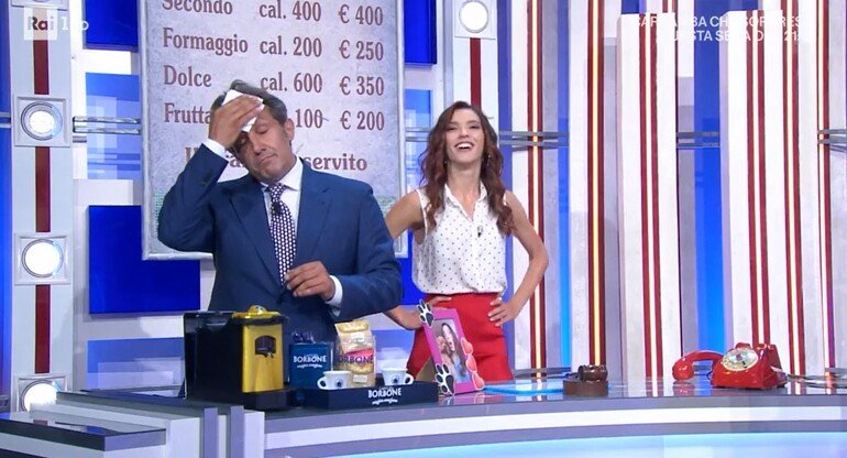 Il pranzo è servito, Flavio Insinna in difficoltà per il caldo: 'É l'età'