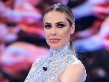 Ilary Blasi resta a Canale 5, in dubbio L'Isola: parla Berlusconi