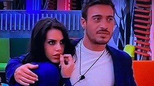 GF Vip, Antonella provoca Antonino nella notte: la scena è surreale