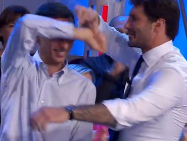 Affari tuoi, Mariangela cambia pacco e vince: Stefano De Martino balla con Lupo