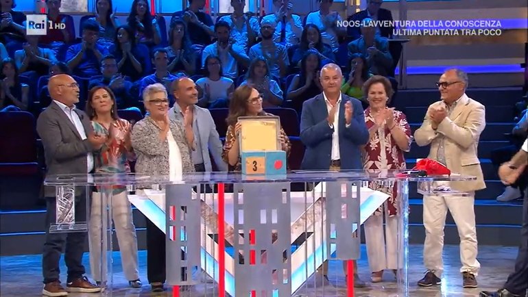 Affari Tuoi, Eleonora e i suoi 7 fratelli accettano l'offerta per la loro mamma
