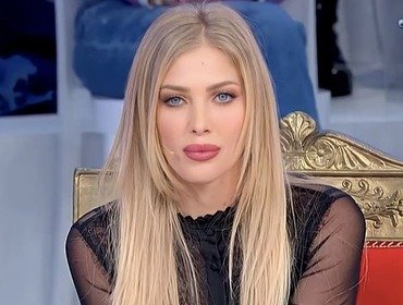Uomini e Donne, anticipazioni 19-20 aprile: Nicole ha dubbi, Paola furiosa