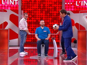 Reazione a Catena, Marco Liorni con il pallone in studio: arriva lo stop per i Monelli