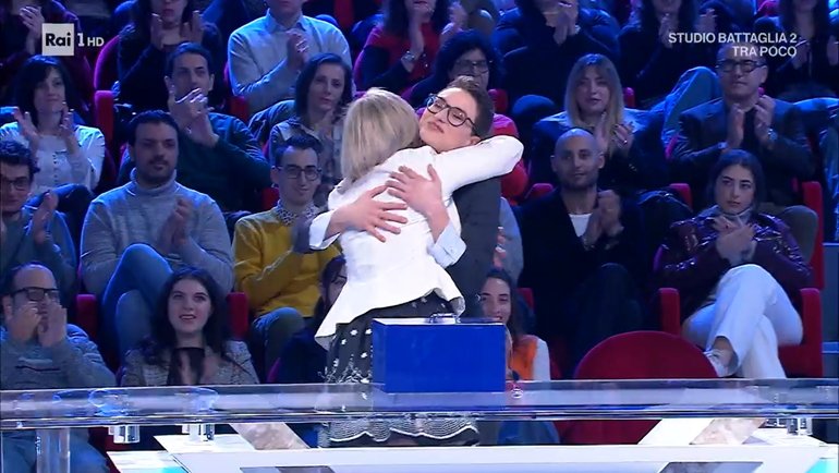 Affari Tuoi, il coraggio di mamma Ilaria la premia: Amadeus intenerito