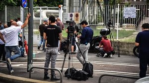 TG1 troupe derubata durante diretta morte Berlusconi: la vicenda
