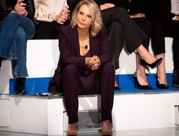 Vestito Maria De Filippi C'è Posta, tailleur e scarpe: prezzi esagerati