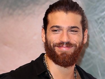 Can Yaman, frecciatine dall'attore di Che Dio ci aiuti: «Tra noi c'è competizione»