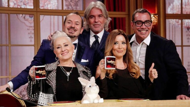 Chi è la voce che dice voti dei giudici a Ballando con le Stelle? (FOTO)