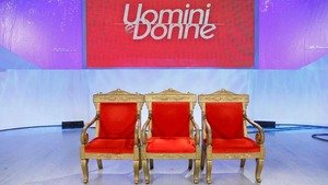 Uomini e Donne news, un corteggiatore e una corteggiatrice lasciano lo studio