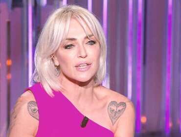 Paola Barale torna in tv con Enrico Papi: l'attacco a Ballando fa discutere