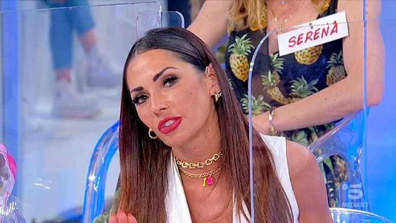 Uomini e Donne, Ida e Alessandro insieme solo per soldi? Lei rompe il silenzio