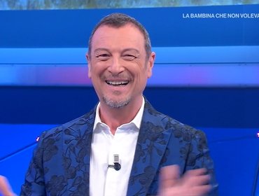 Affari Tuoi, Angela vince alla Regione Fortunata: standing ovation per Amadeus