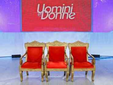 Uomini e Donne sta per ripartire, lamentele dei fan: 'liberate la sedia della mummia'