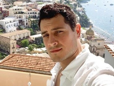 Il Paradiso delle Signore, Emanuel Caserio replica a una fan: 'Ho una timidezza che mi si divora' 