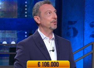 Ascolti TV 25 aprile, L’Eredità imbattibile con Insinna: amaro finale ai Soliti Ignoti