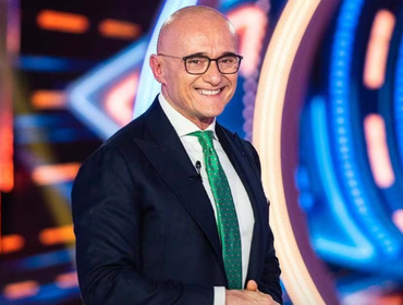 Grande Fratello stop doppio appuntamento: Signorini rimpiazzato